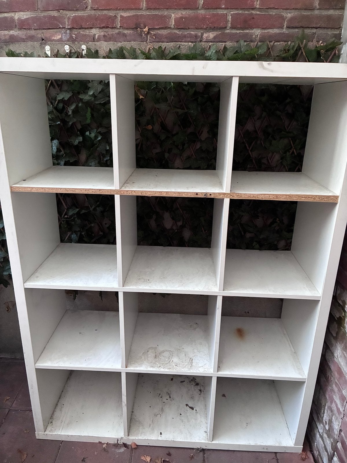 Gratis: Wit vakkenkastje met 12 vakken, Ophalen, Met plank(en), Gebruikt, 100 tot 150 cm