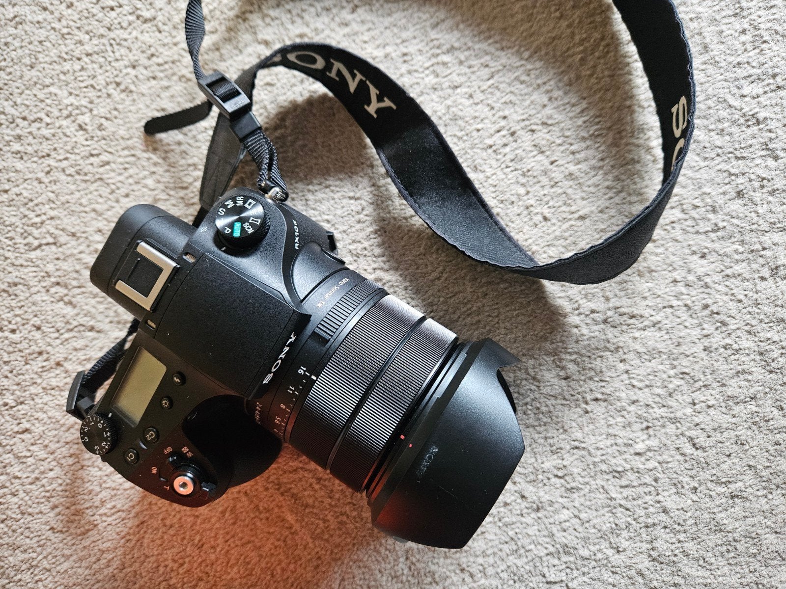 Sony RX10 IV (m4) Bridgecamera met extra's, Ophalen, Draagriem, Zo goed als nieuw, Ingebouwde flitser