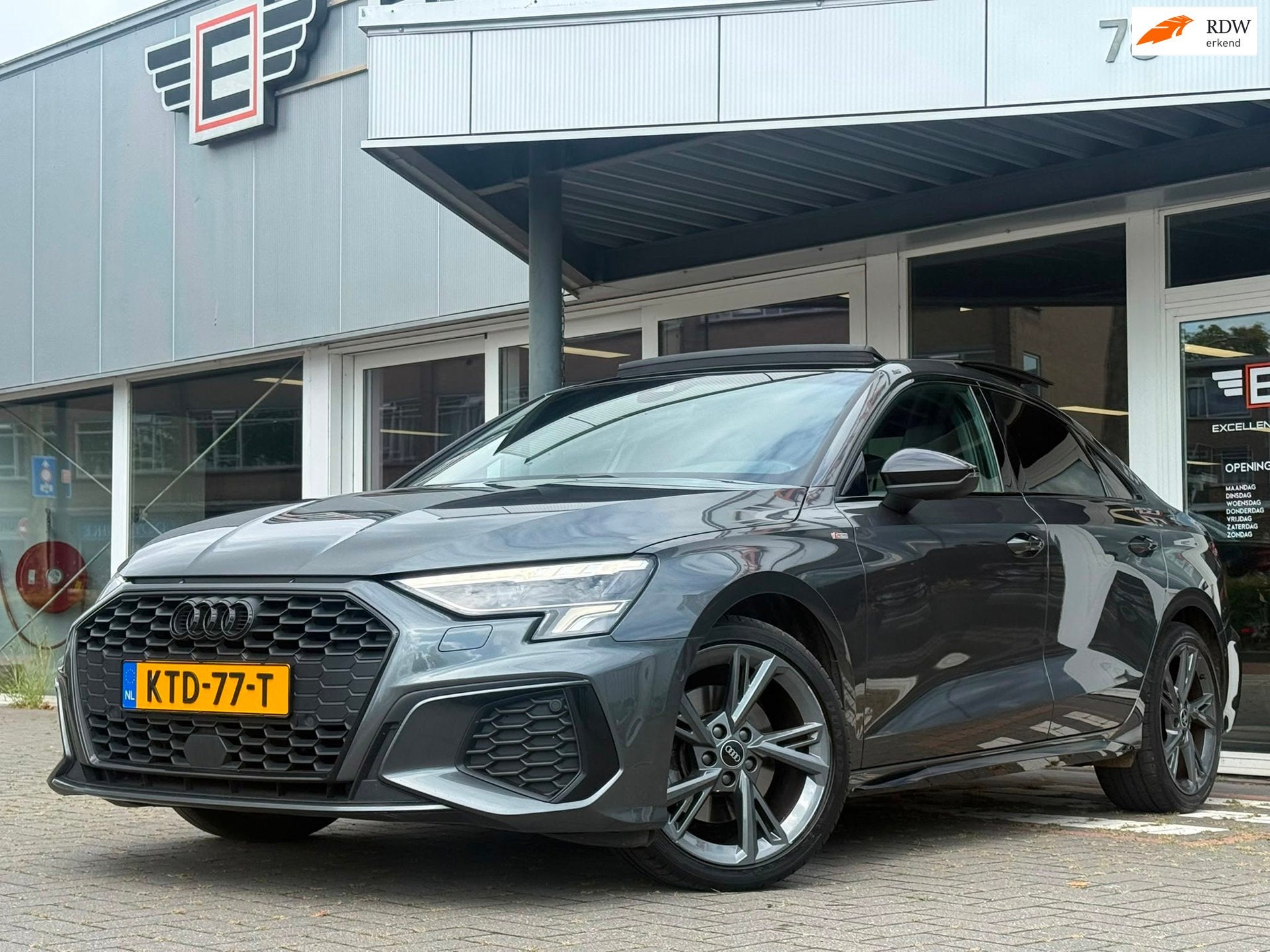Audi A3 Limousine 30 TFSI S edition | Pano | S Line | Leder, Dealer onderhouden, Gebruikt, Zwart, Bedrijf