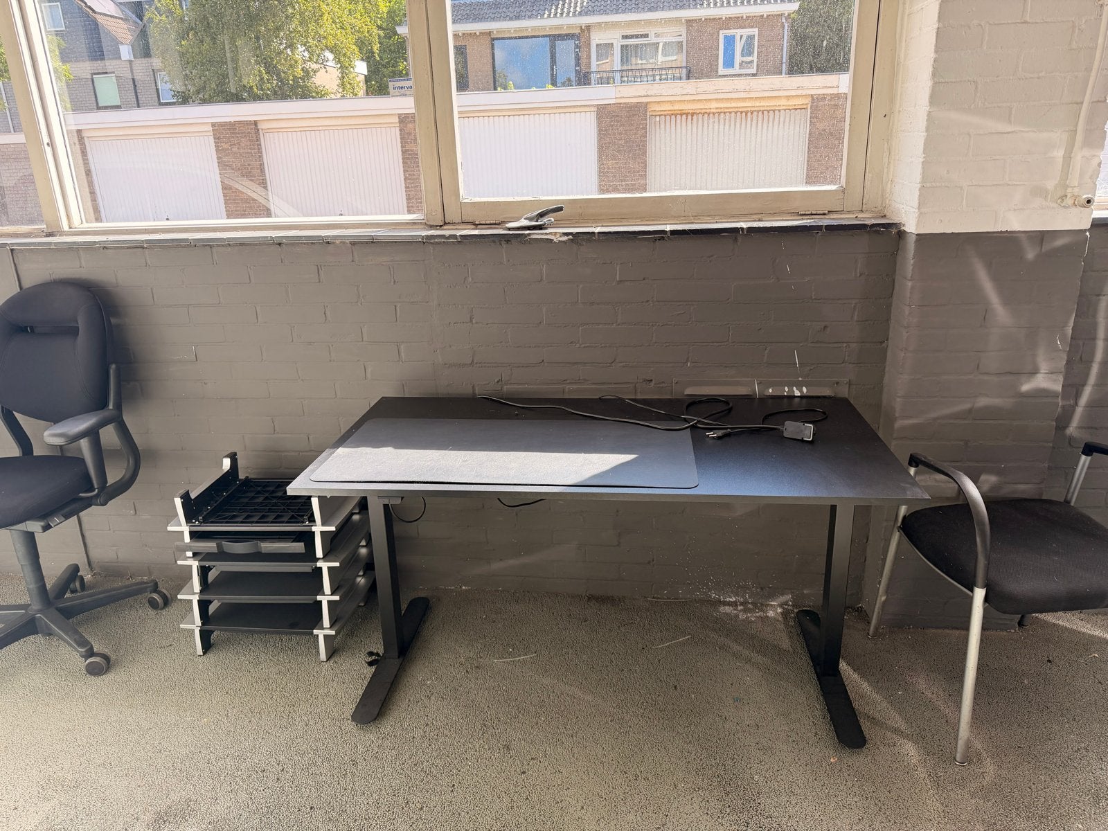 JYSK Bureau met 2 Bureaustoelen - Zwart, Elektrisch Verstelb, Huis en Inrichting, Bureaus, Ophalen, Elektrisch, Gebruikt, Metaal