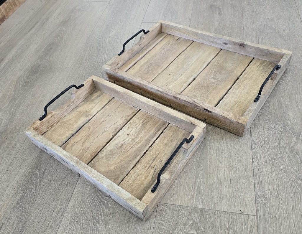 2 houten dienbladen,1 klein en 1 groot met metalen handvaten, Ophalen of Verzenden, Zo goed als nieuw, Dienblad, Met handvatten