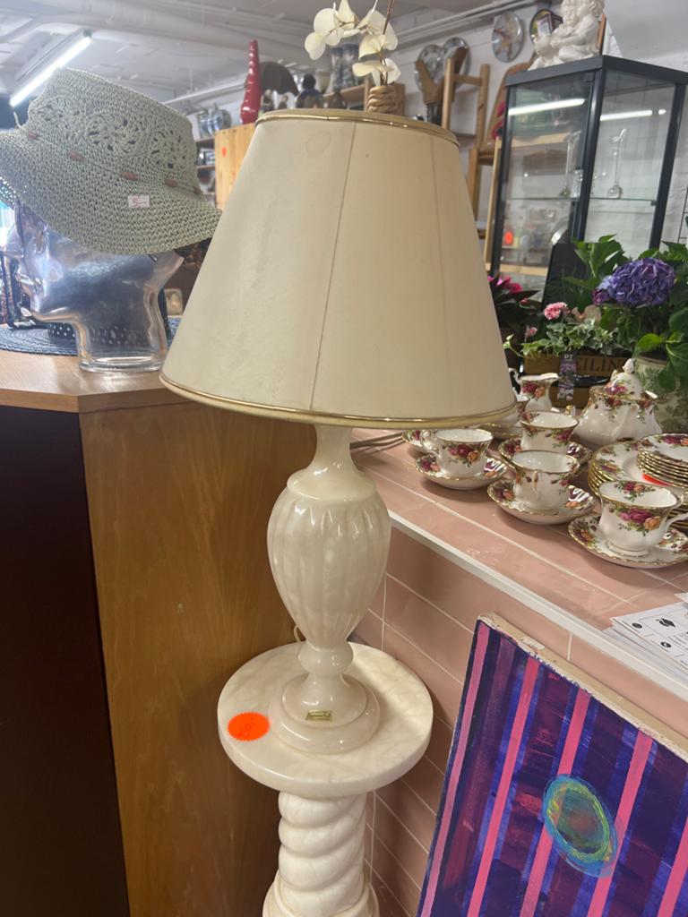 Elegante Alabaster Tafellamp met Crèmekleurige Kap, Ophalen