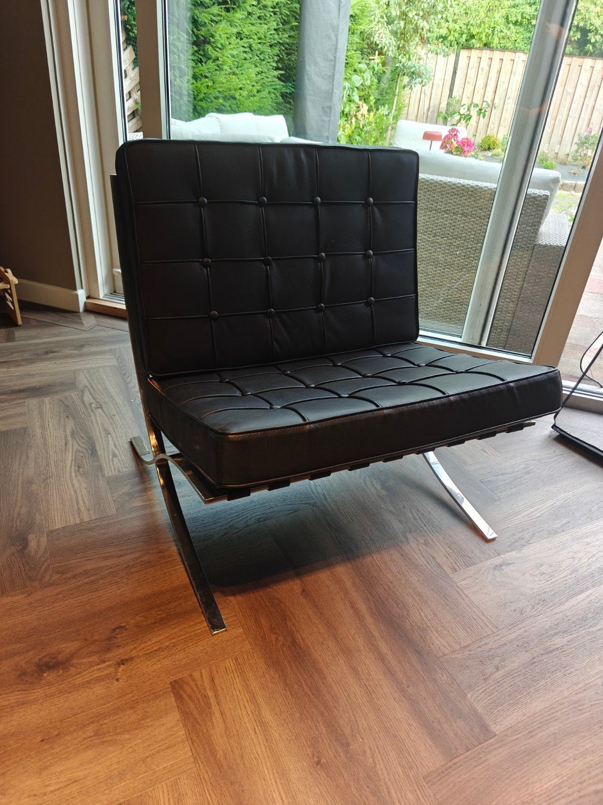 Barcelona Chair replica - Zwarte Mid-Century Fauteuil, Huis en Inrichting, Fauteuils, Gebruikt, 75 tot 100 cm, Ophalen of Verzenden