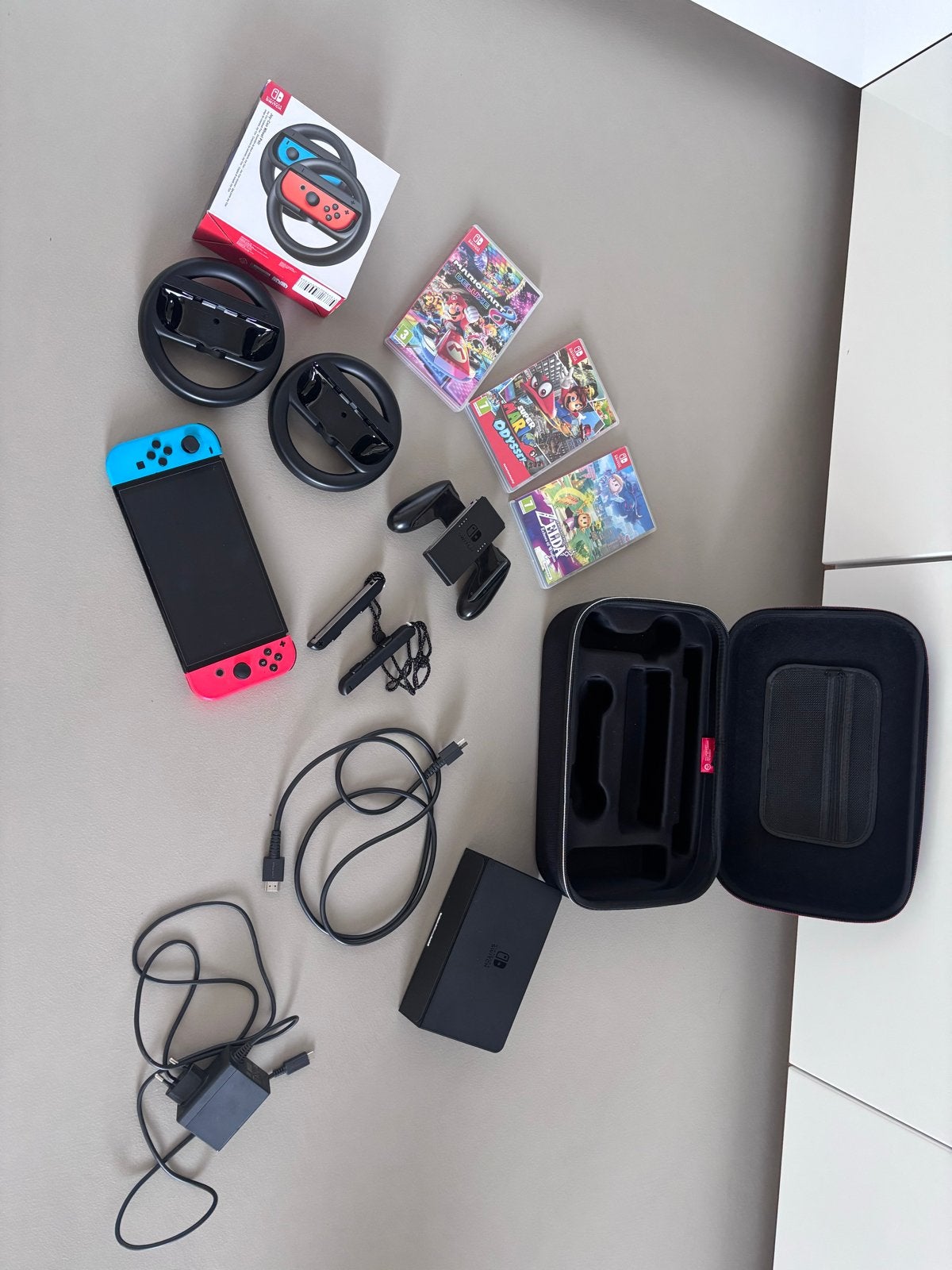 Nintendo Switch OLED met games en accessoires, Spelcomputers en Games, Met games, Met 2 controllers, Zo goed als nieuw, Switch OLED