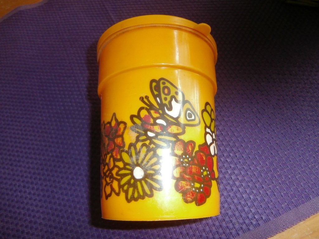 bewaarbus trommel geel met bloemen antiek beker bus retro, Gebruikt, Ophalen of Verzenden, Voorraadpot, Kunststof