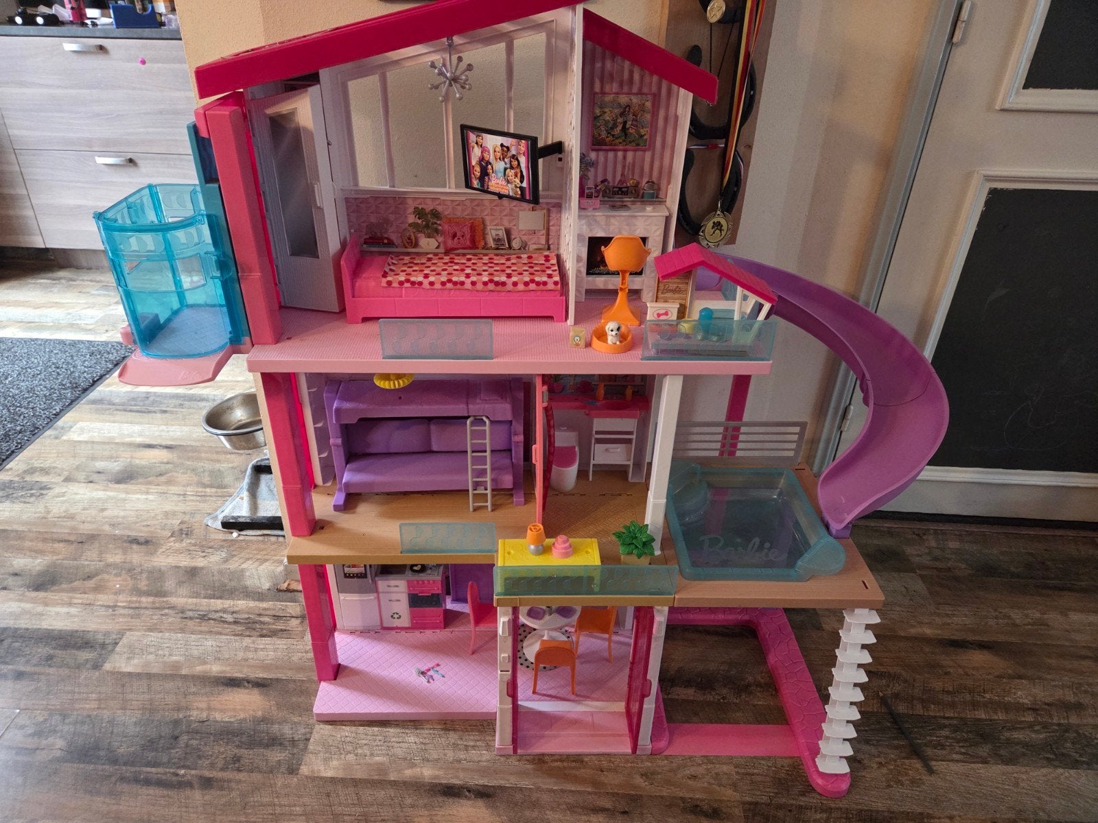 Groot Barbie Droomhuis met accessoires, Kinderen en Baby's, Ophalen, Gebruikt, Poppenhuis