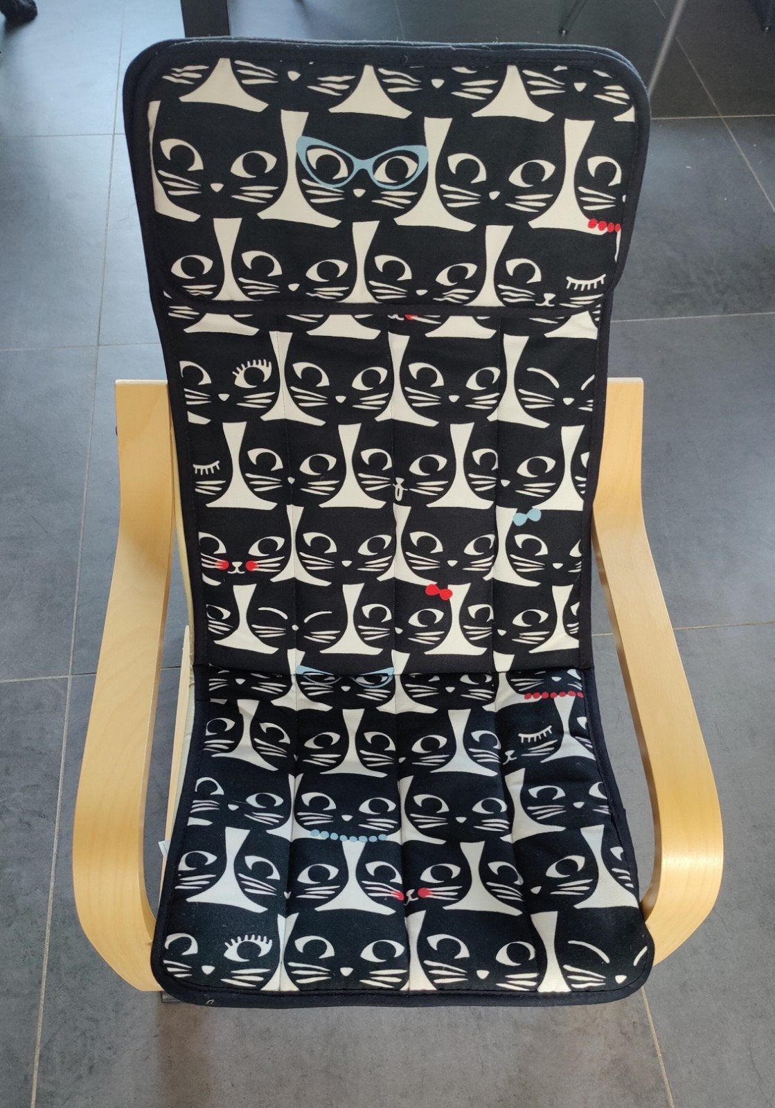 Kinderstoel met kattenprint kussen, Huis en Inrichting, Stoelen, Ophalen, Modern, Speels, Zwart, Zo goed als nieuw