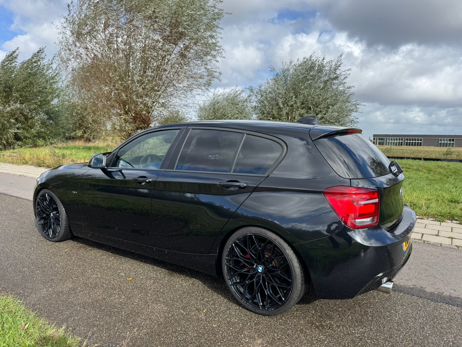 BMW 1-Serie 114I Upgr edition5DR|M-Pakket|Leer|Xenon|Keyless, Auto's, BMW, 1-Serie, Achterwielaandrijving, 4 cilinders, Zwart