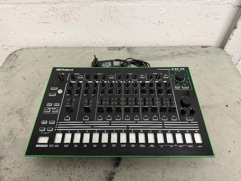 Roland TR-8, Ophalen, Zo goed als nieuw, Roland