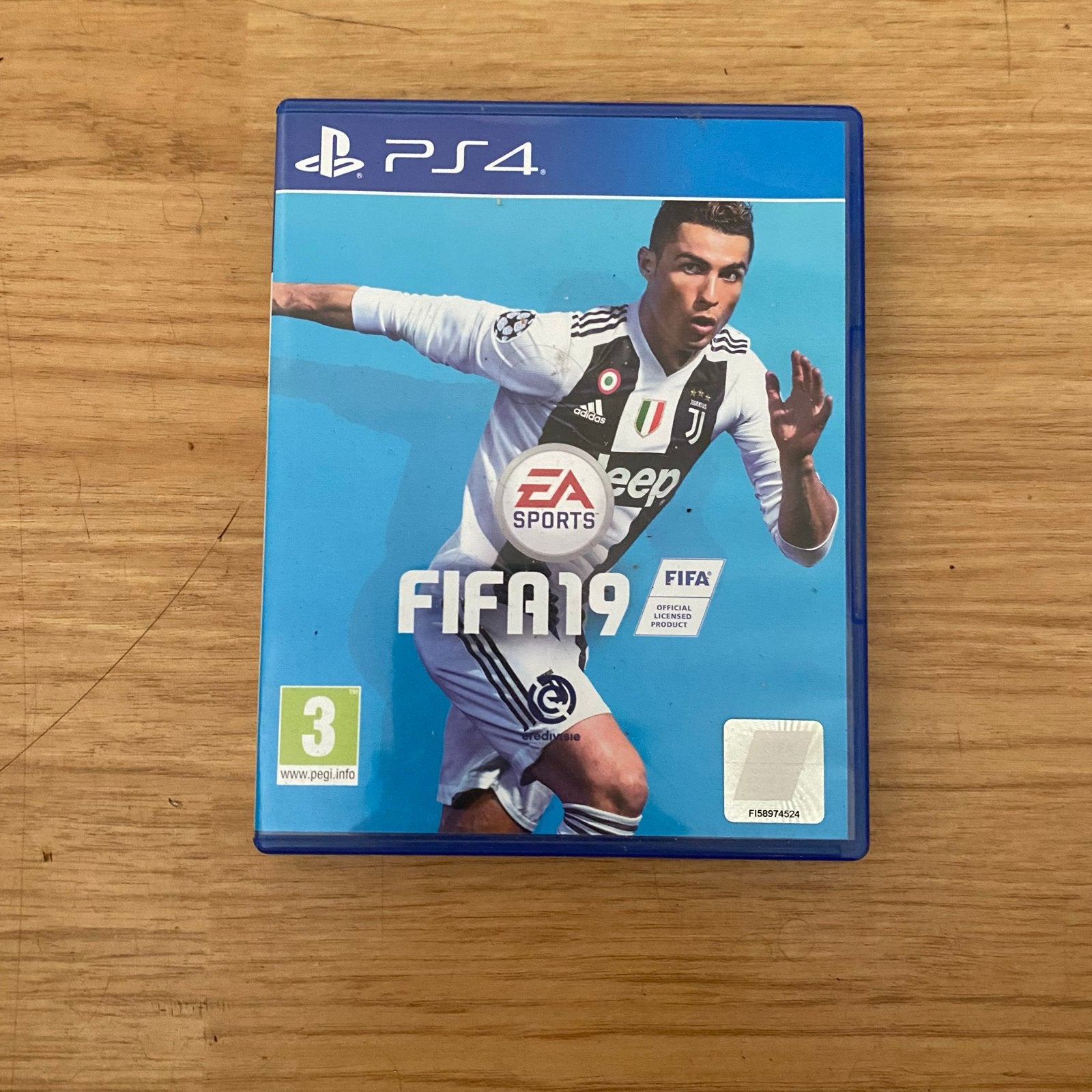 FIFA 19 PS4 - Voetbalgame met Ronaldo op cover, Gebruikt, Eén computer, Ophalen of Verzenden, Sport