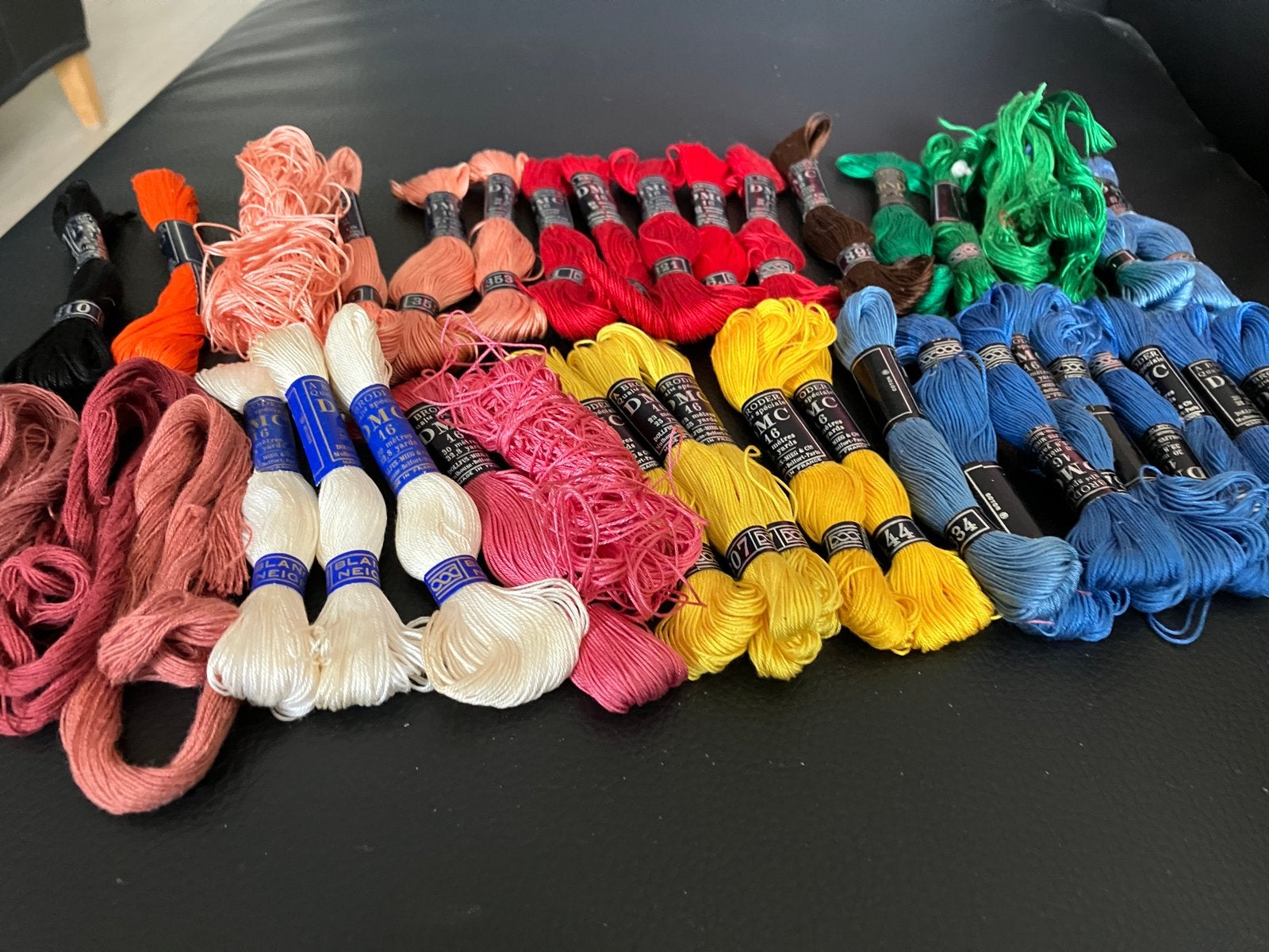 40 DMC strengen borduurgaren, Ophalen of Verzenden, Zo goed als nieuw, Handborduren, Borduurgaren of Zijde