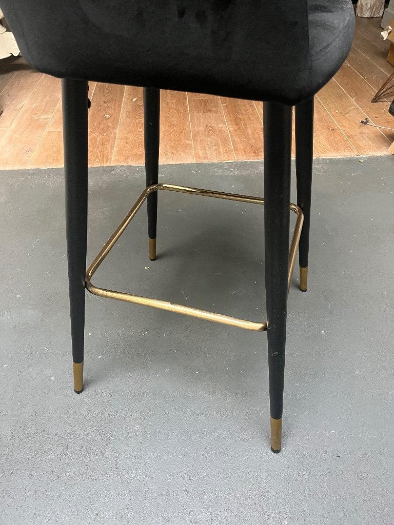2 zwarte velvet barkrukken met ruitstiksel, Huis en Inrichting, 2 krukken, Ophalen, Zo goed als nieuw, 90 cm of meer