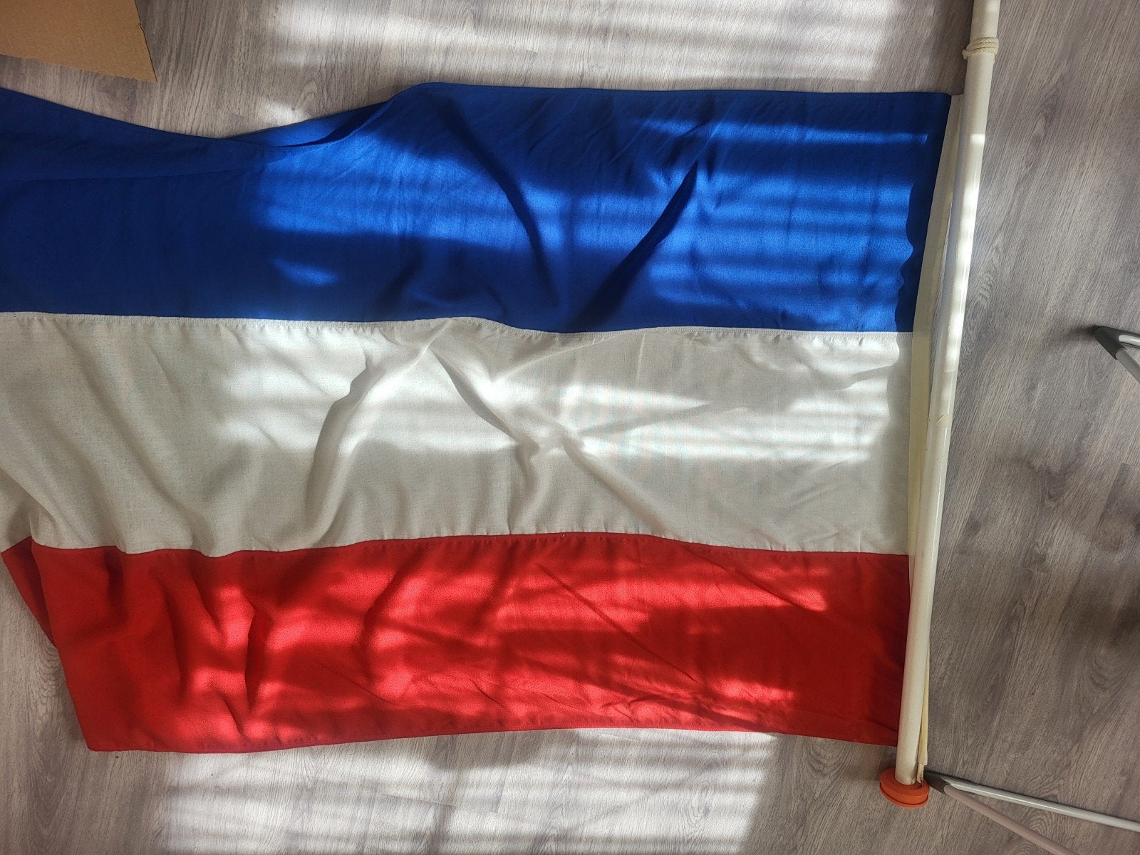 2 vlaggen en 2 stokken, Ophalen