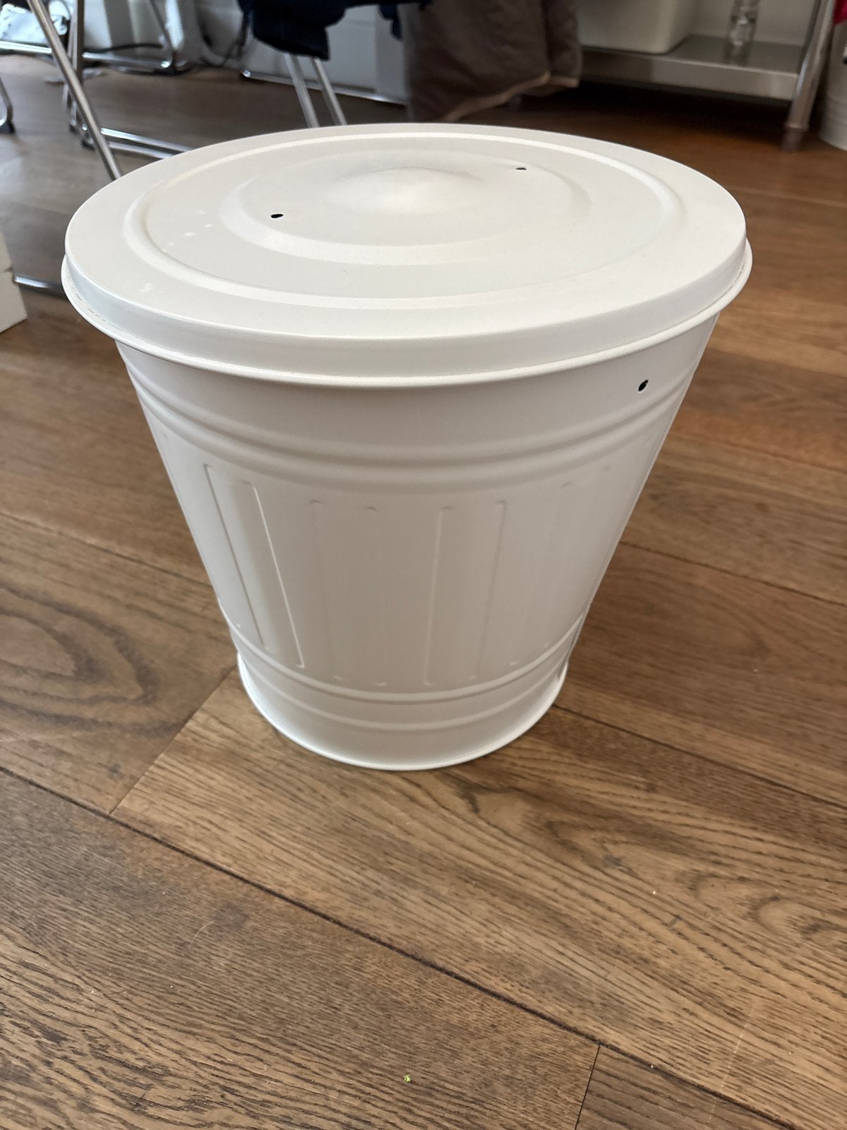 IKEA KNODD - Witte metalen afvalemmer met deksel, Huis en Inrichting, Woonaccessoires | Prullenbakken, Ophalen, 50 tot 75 cm, Nieuw