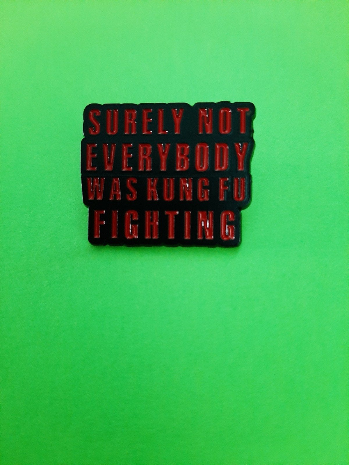 Pin: Surely Not Everybody Was Kung Fu Fighting, Verzamelen, Speldjes, Pins en Buttons, Verzenden, Zo goed als nieuw, Overige onderwerpen