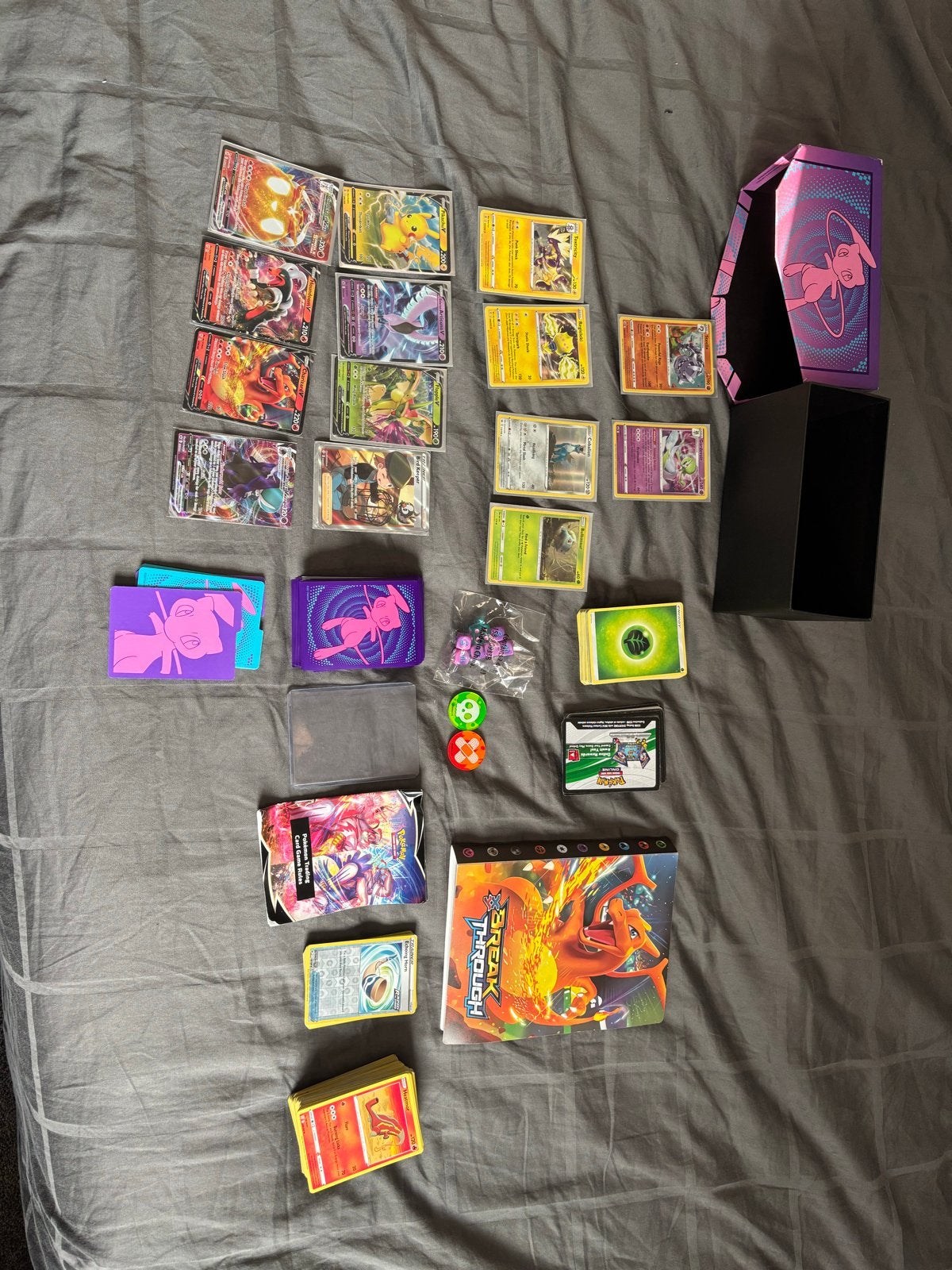 Pokémon kaarten, inclusief V-kaarten, accessoires en map, Ophalen, Zo goed als nieuw, Meerdere kaarten, Foil