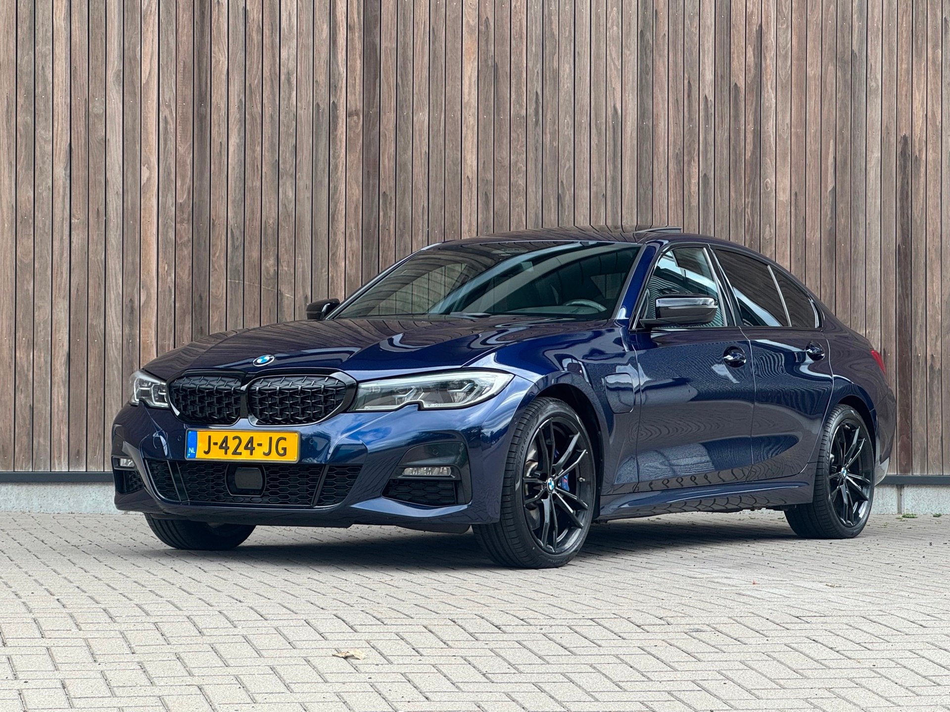 BMW 3-serie 330e High Executive M-Sport / Individual /, 1998 cc, Achterwielaandrijving, Gebruikt, Blauw