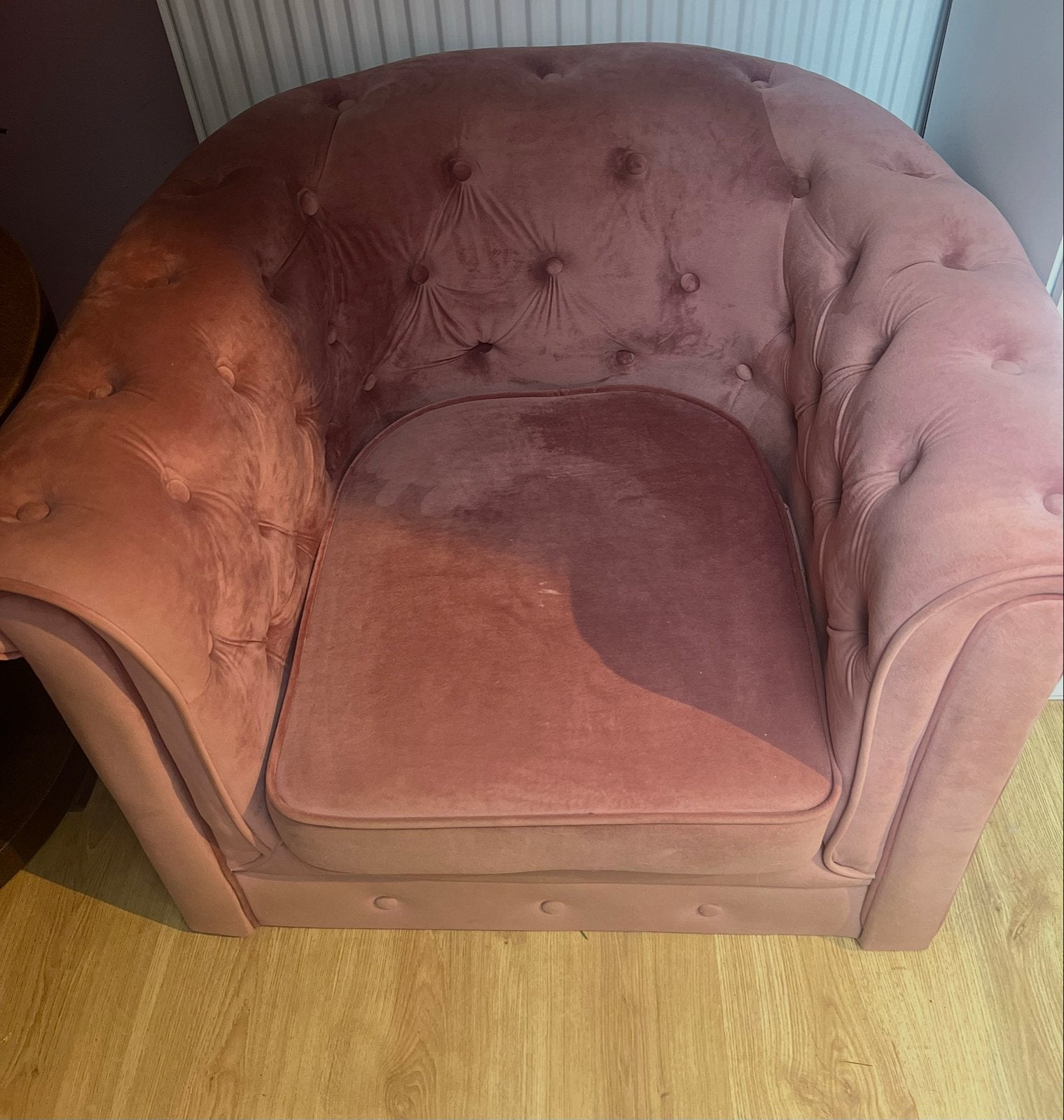 Roze fluwelen fauteuil - Chesterfield stijl, Huis en Inrichting, Fauteuils, Ophalen, Zo goed als nieuw, 75 tot 100 cm, Stof