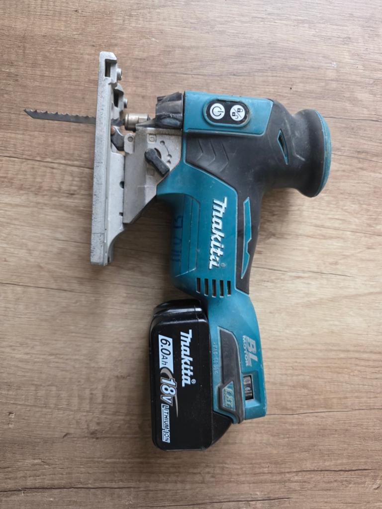 Makita Decoupeerzaag 18V met 6.0Ah accu, Gebruikt, Ophalen of Verzenden, Makita, 1200 watt of meer