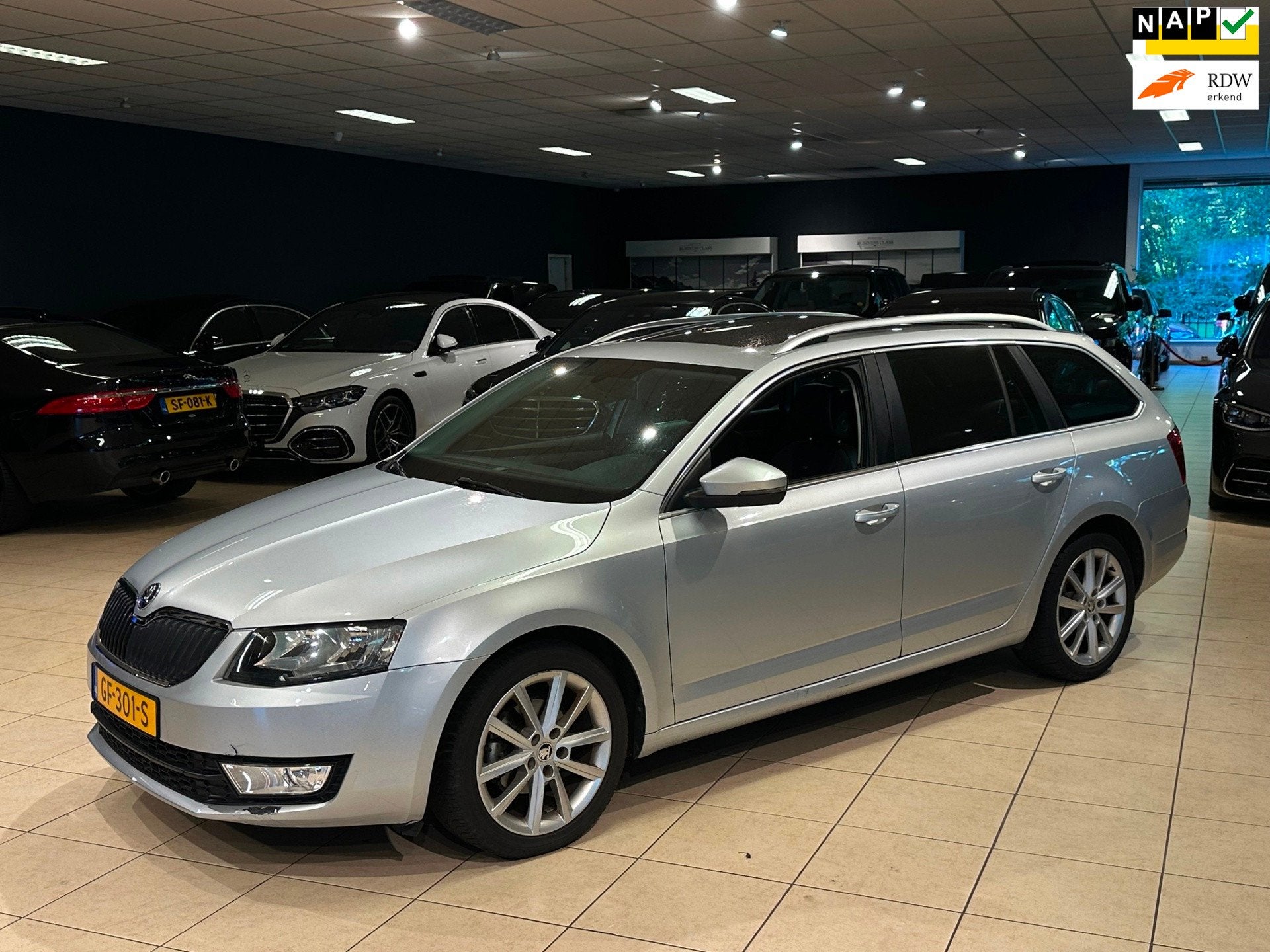 Skoda Octavia Combi 1.6 TDI Greentech Ambition|PANO|NAP|STOE, Voorwielaandrijving, Stof, Gebruikt, Zwart