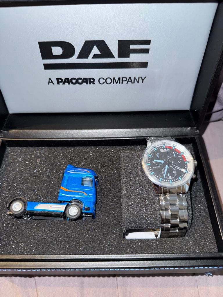 DAF Horloge 25 jaar jubileum mini vrachtwagen, Sieraden, Tassen en Uiterlijk, Overige merken, Leer, Staal, Polshorloge