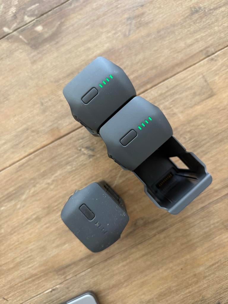 DJI Mavic 4 Pro Charging Hub met 2 Accu's en 1 defecte, Ophalen of Verzenden, Gebruikt