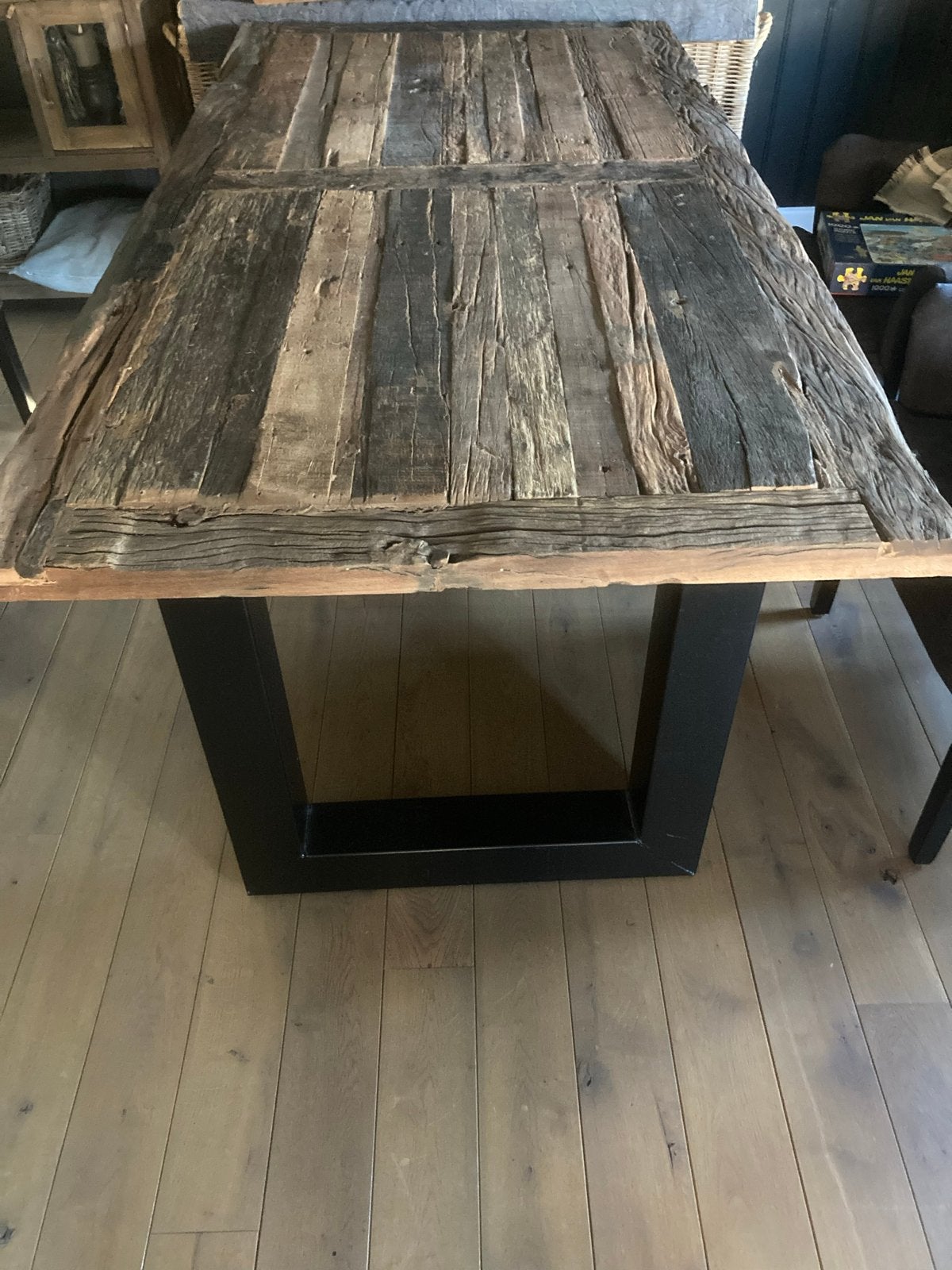 Eettafel met metalen poten en blad van oude wagondelen, Ophalen, Gebruikt, 50 tot 100 cm, Vier personen