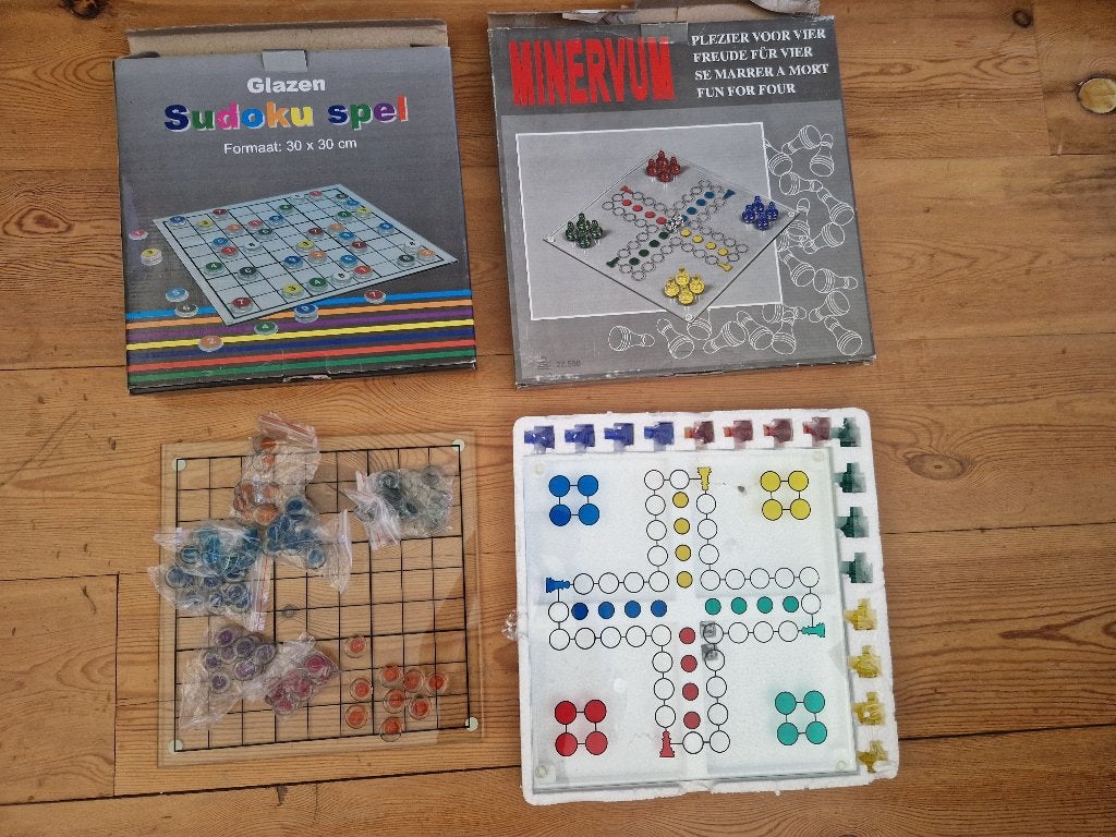 Glazen sudoku- + Mens-erger-je-niet spel, Hobby en Vrije tijd, Gezelschapsspellen | Bordspellen, Een of twee spelers, Ophalen