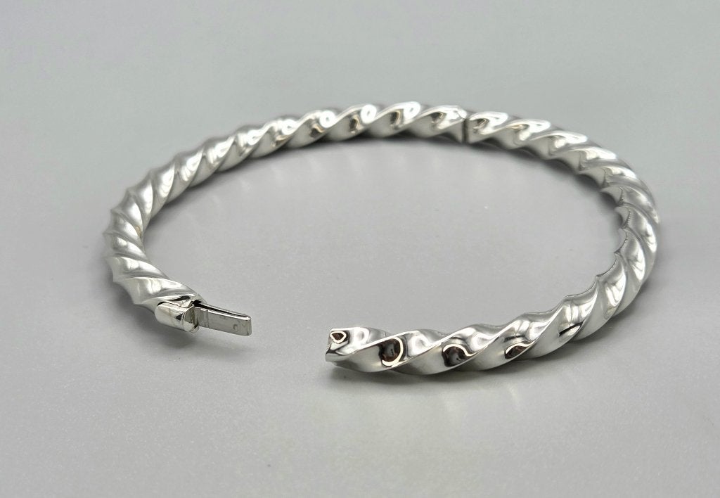 Gedraaide zilveren slavenarmband. 2026/488, Sieraden, Tassen en Uiterlijk, Armbanden, ., Nieuw, Ophalen of Verzenden, .