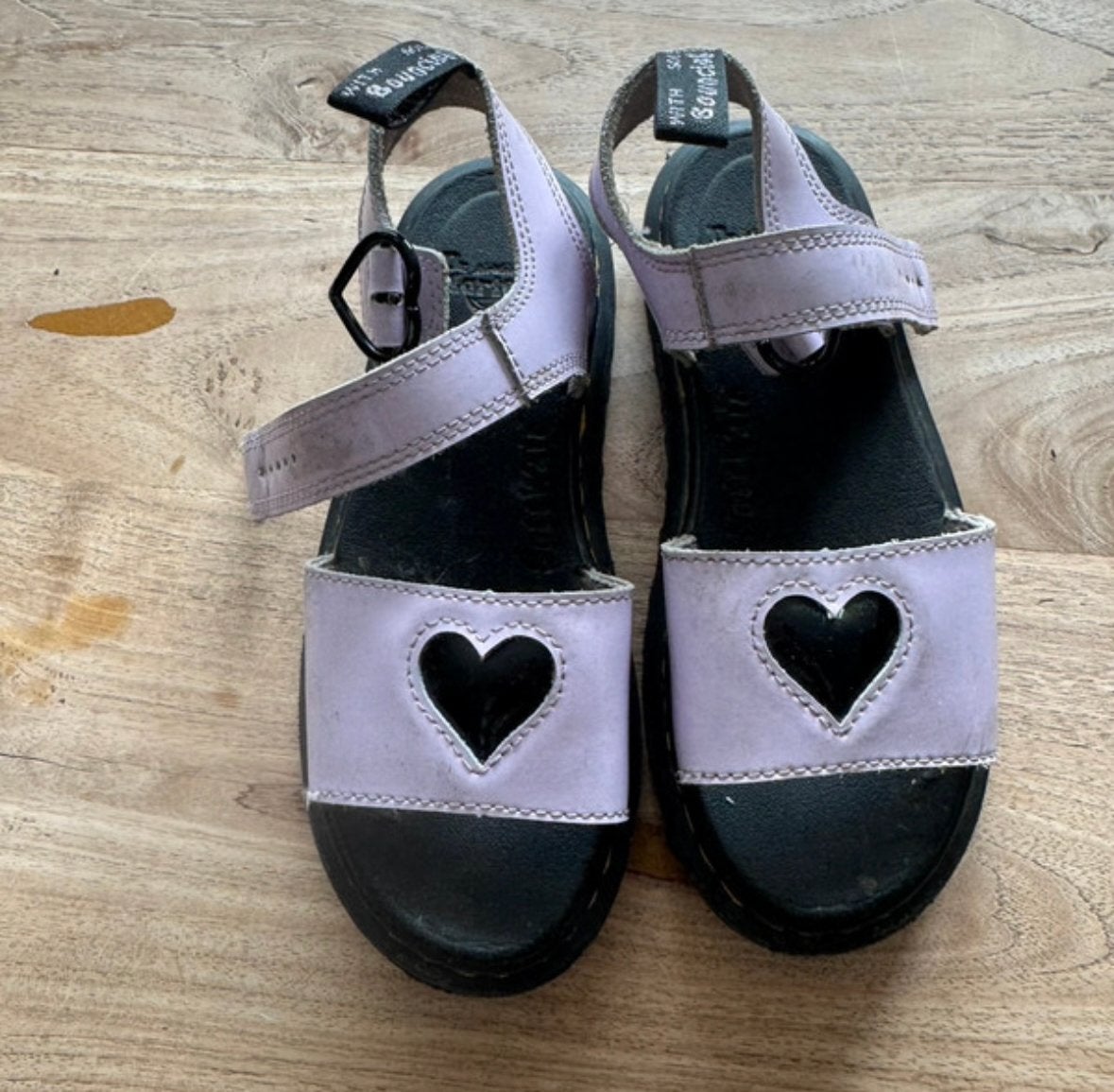 Dr. Martens sandalen lila met hartjes, Ophalen of Verzenden, Gedragen, Overige kleuren, Sandalen of Muiltjes