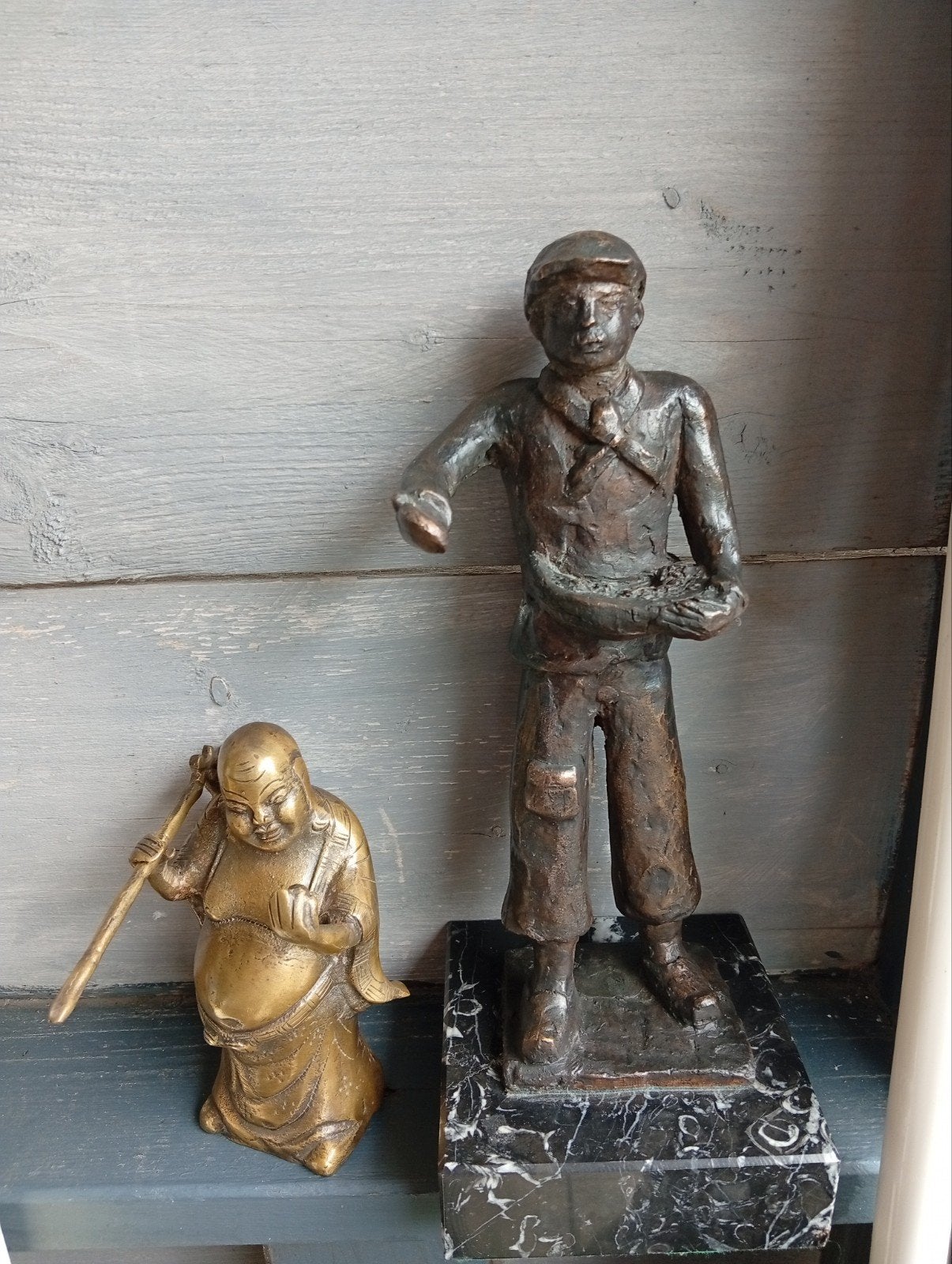Twee bronzen beelden:de Boeddha en de zaaier, Ophalen of Verzenden, Brons, 20 - 50 cm, Op sokkel