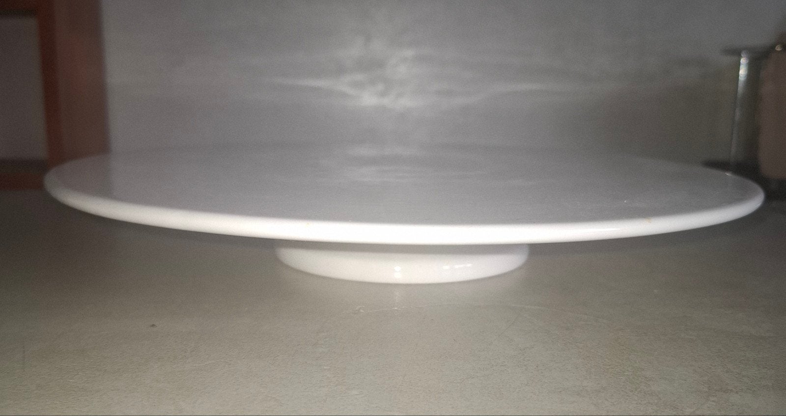 Witte ronde etagere, taartplateau op voet, Ophalen of Verzenden, Zo goed als nieuw