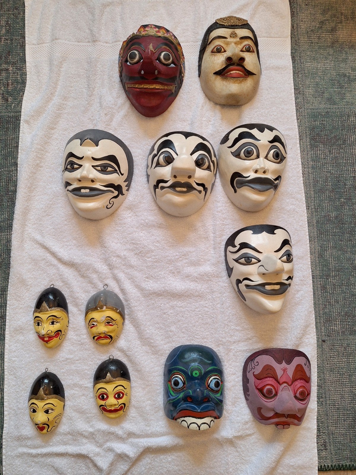 Collectie van 12 handgesneden Indonesische maskers, Antiek en Kunst, Kunst | Niet-Westerse kunst, Masker, Handgemaakt, Indonesië