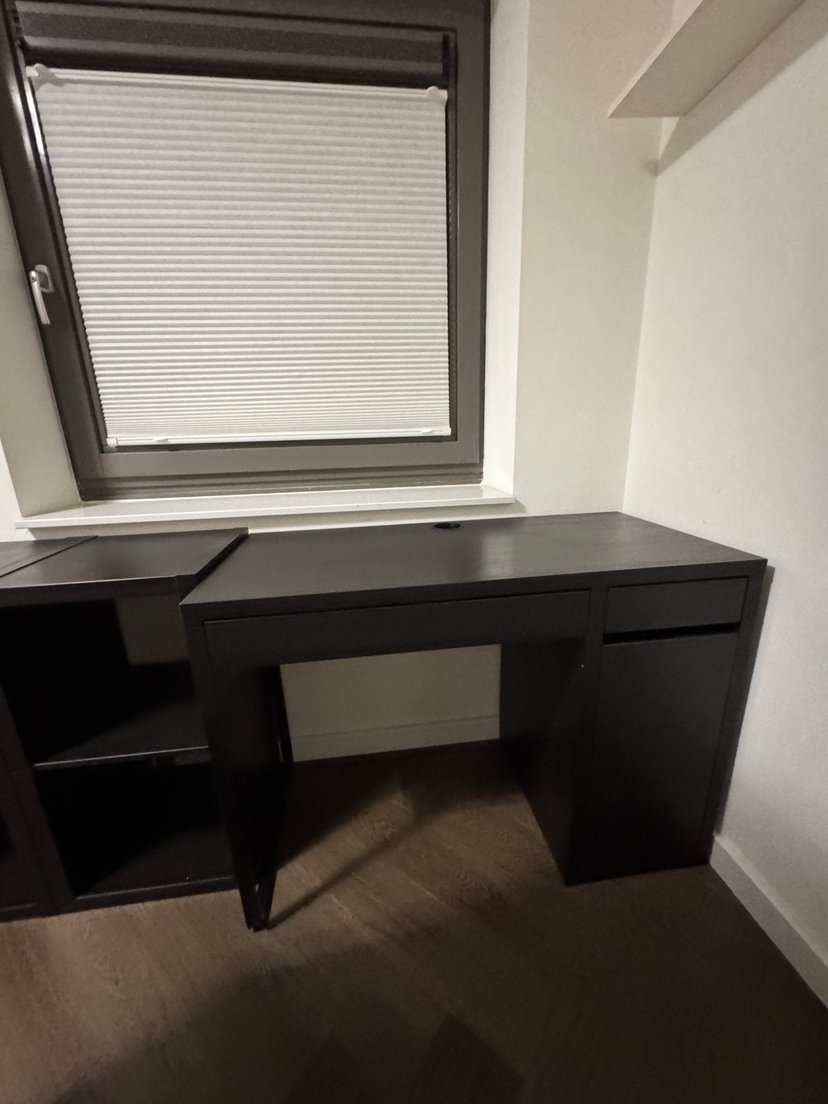Foto 3 van IKEA MICKE bureau + RENBERGET stoel + 2x KALLAX zwartbruin