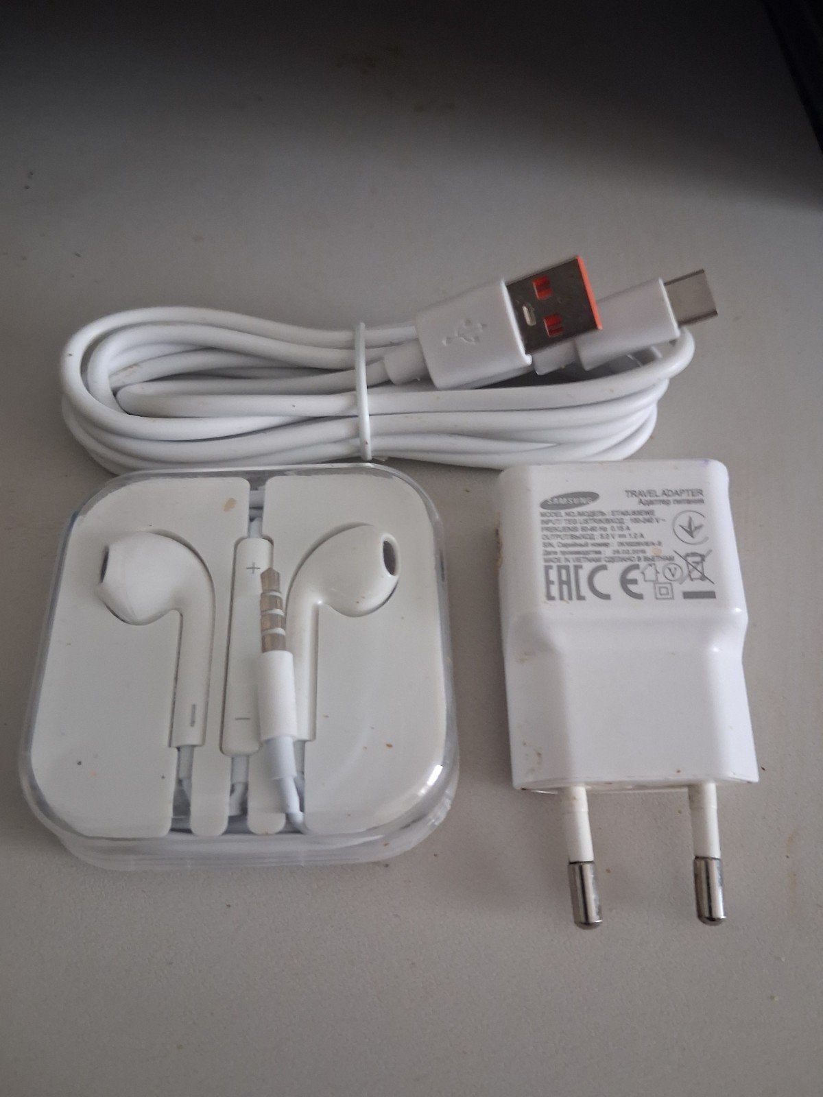 Samsung oplader en oordopjes, Gebruikt, Samsung Electronics Co., Ltd. 129, Samsung-ro, Yeongtong-gu, Suwon-si, Gyeonggi-do, Korea