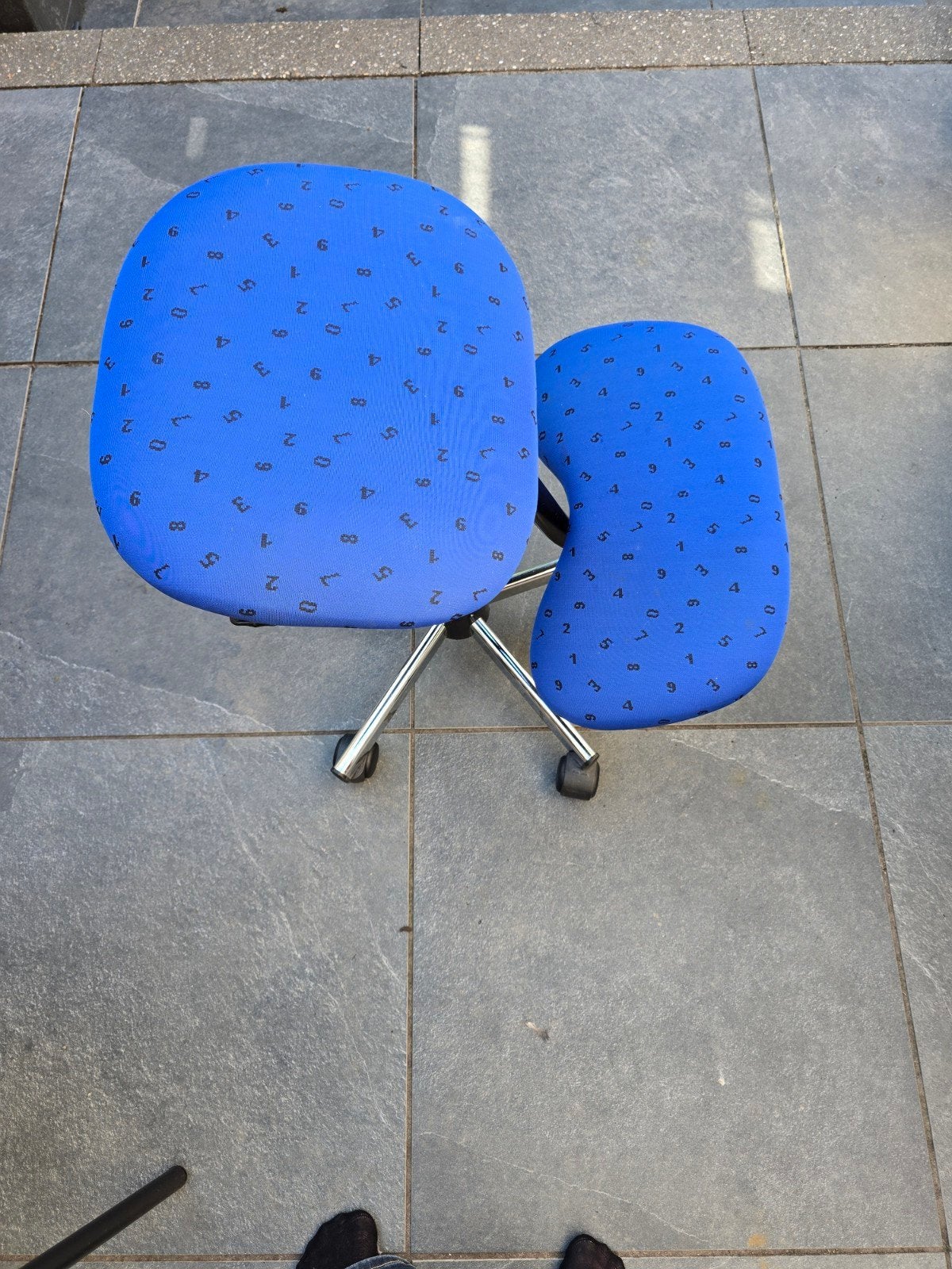 Ergonomische kniestoel - Blauw met cijferpatroon, Ophalen