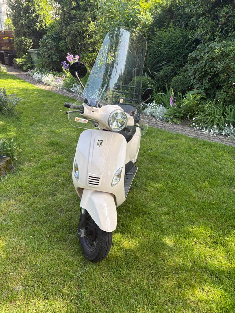 BTC Riva Scooter 2018 Crème Wit, Fietsen en Brommers, Snorfietsen en Snorscooters, Gebruikt, Overige merken, Benzine, Ophalen