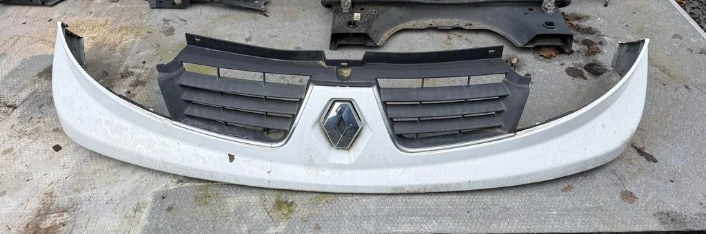 Grill Renault Trafic 2007 - 2014, Gebruikt, Ophalen of Verzenden, Bumper, Renault