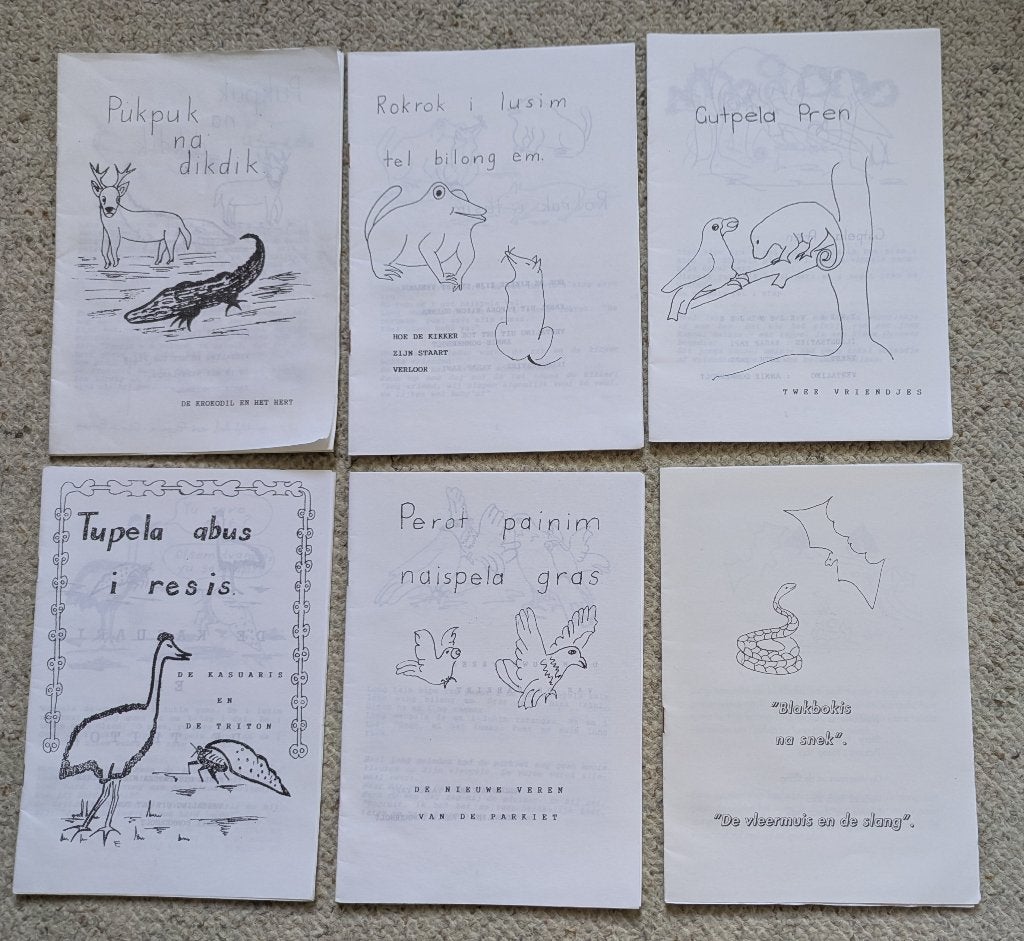Fabels in het Tok Pisin, met vertaling en illustraties, Boeken, Ophalen of Verzenden, Zo goed als nieuw
