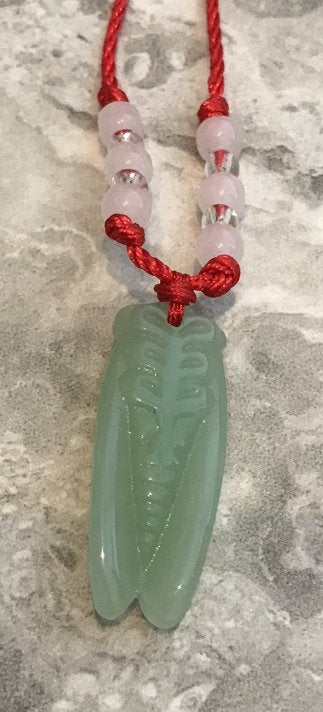 Kettinghanger Groen Jade 'Krekel' met rood koord -NIEUW-, Nieuw, Ophalen of Verzenden, Steen of Mineraal, Groen