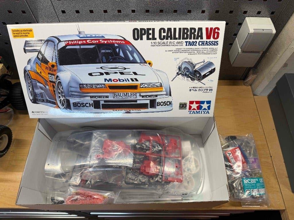Tamiya TA-02 Opel Calibra V6 DTM NIB 47461, Auto, Verzenden, Groter dan 1:32, Nieuw