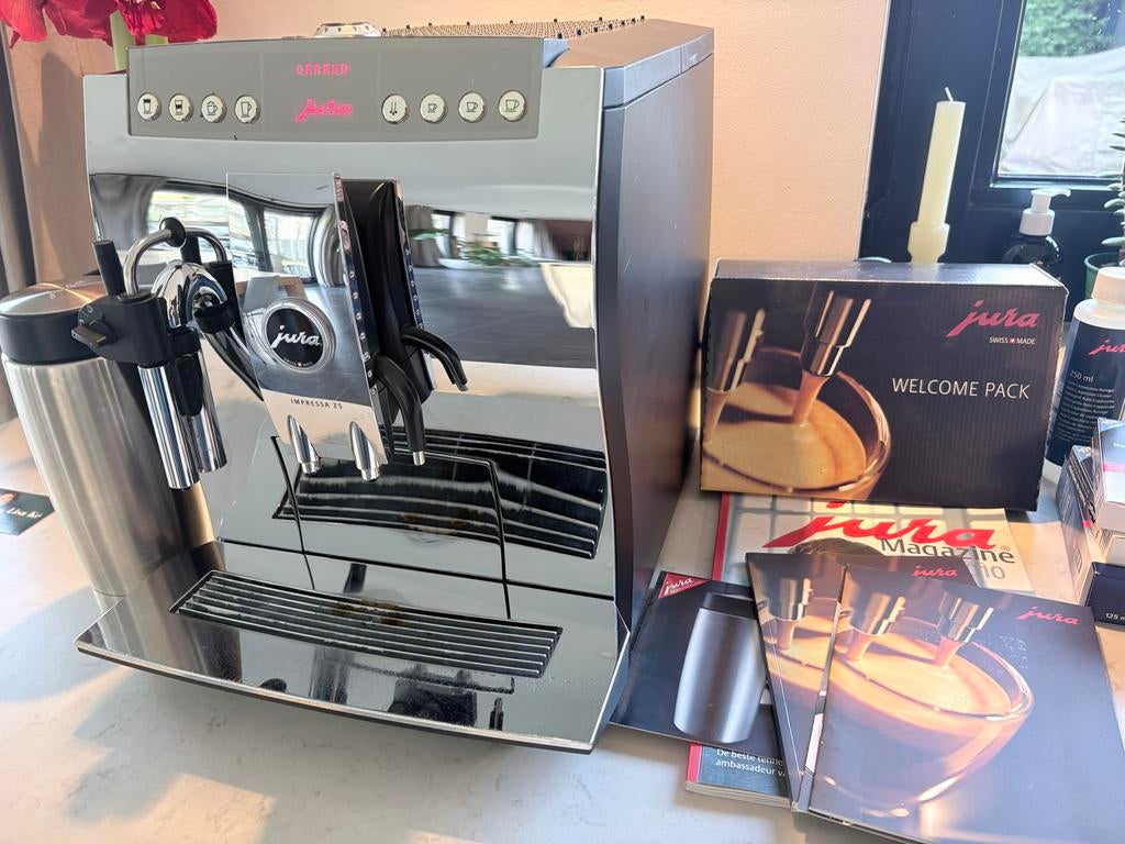 Jura Impressa Z5 Chrome Gen 2 in zeer goede staat, Afneembaar waterreservoir, Gebruikt, 10 kopjes of meer, Koffiemachine
