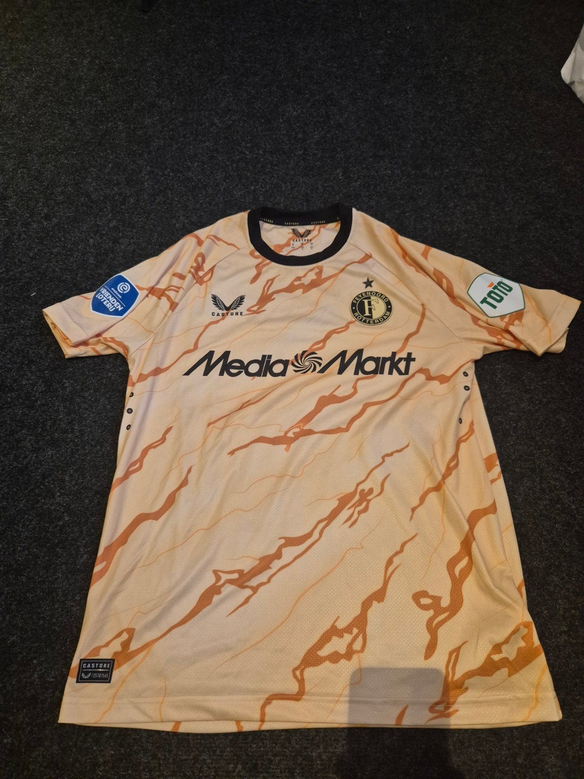 Feyenoord Castore 4e shirt geel goud seizoen 24/25 maat M, Geel, Nieuw, Ophalen of Verzenden, Voetbal
