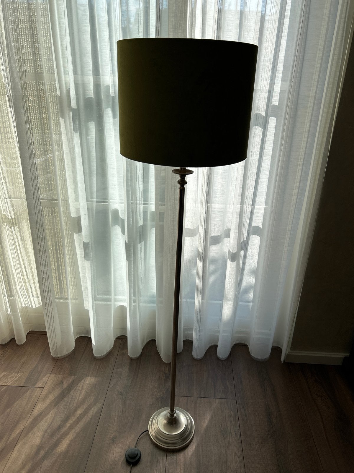 Staande lamp met olijfgroene velours kap, Ophalen, E27 (groot), Zo goed als nieuw, Metaal