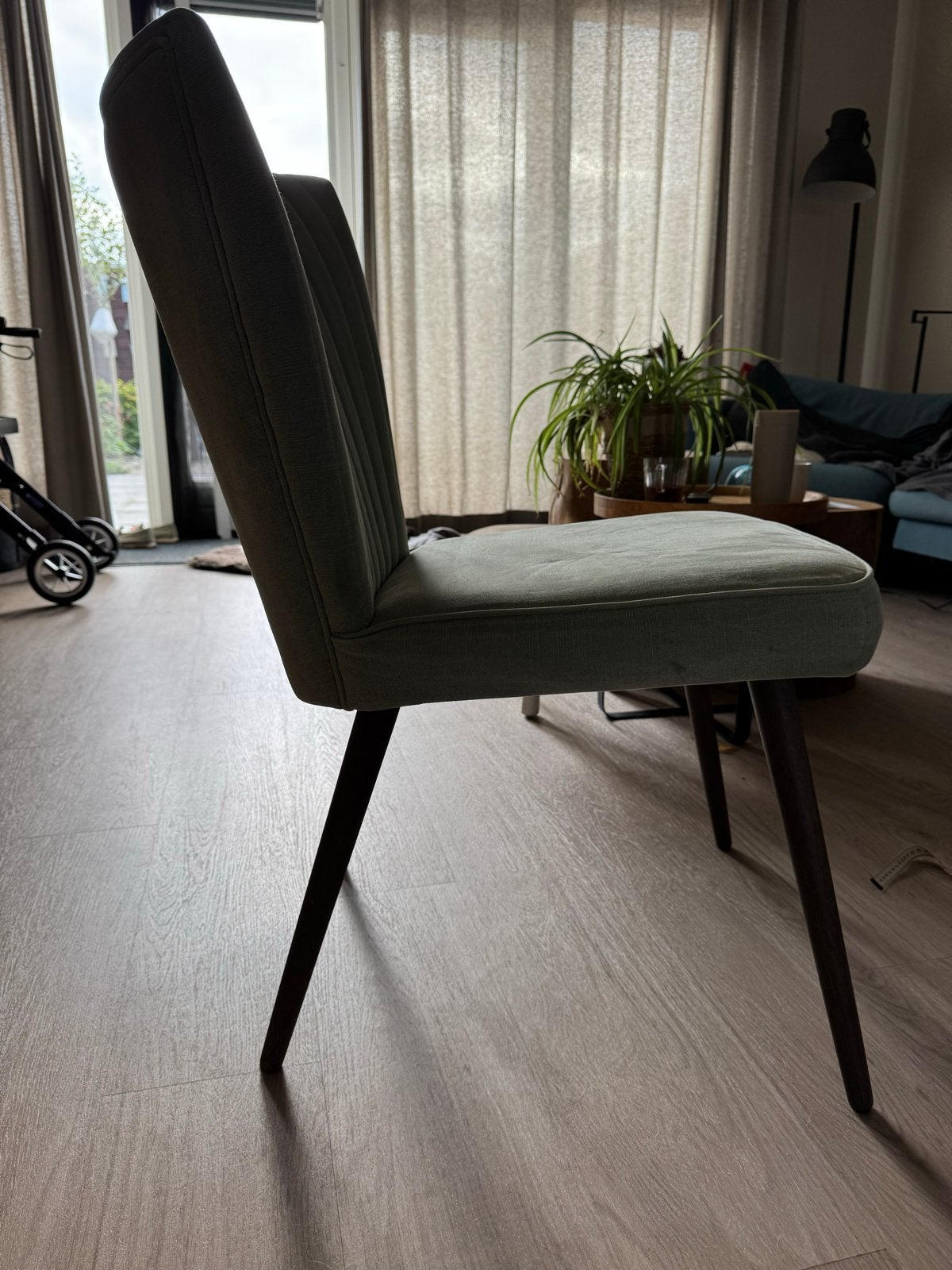 Eetkamerstoel groene stof met houten poten, Huis en Inrichting, Ophalen, Gebruikt, Overige kleuren, Eén