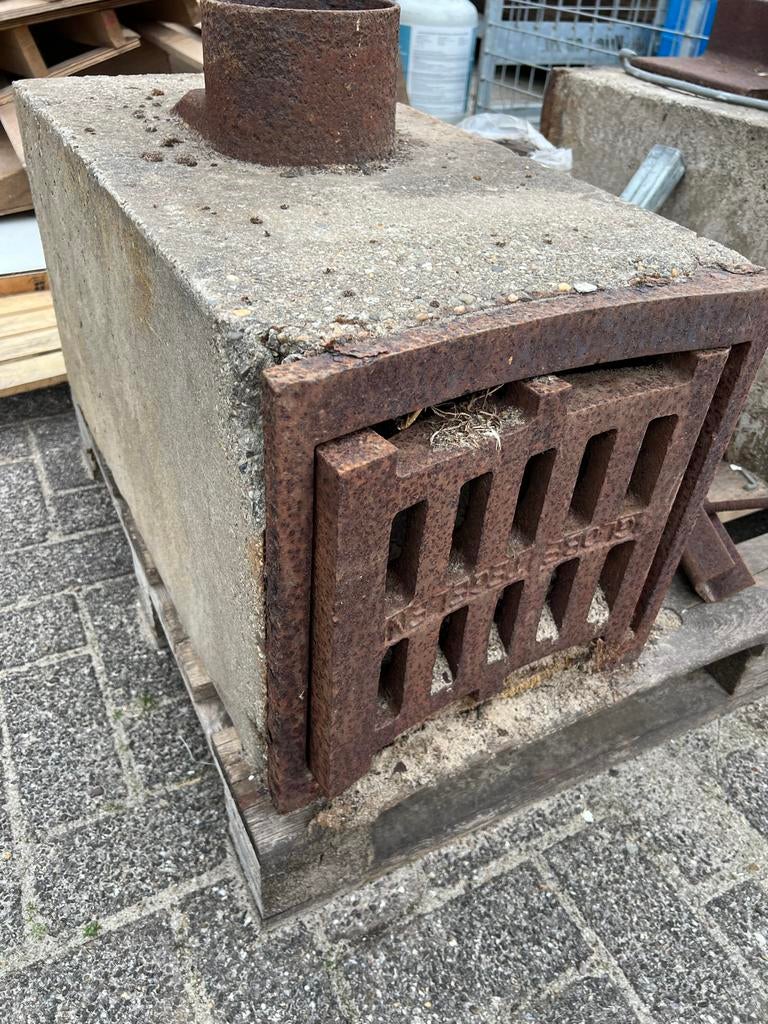 Gietijzeren putdeksel met betonnen omhulsel, Ophalen, Gebruikt