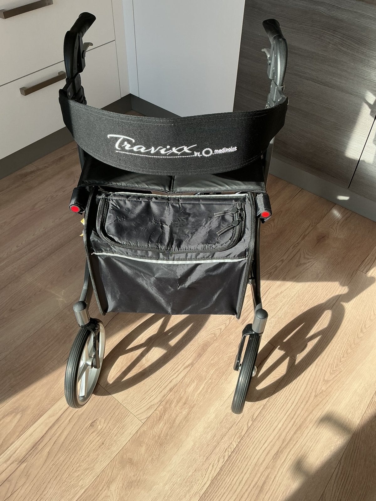 Nette Travixx Medipoint rollator met zitting/opbergtas mt. M, Ophalen, Lichtgewicht, Zo goed als nieuw