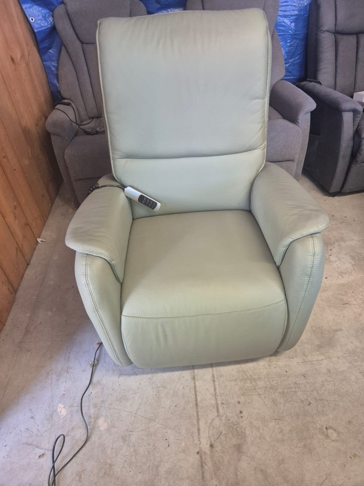 Elektrische comfort- & relaxstoel. Groen Lederen Bekleding., Huis en Inrichting, Ophalen, Nieuw, 75 tot 100 cm, 50 tot 75 cm