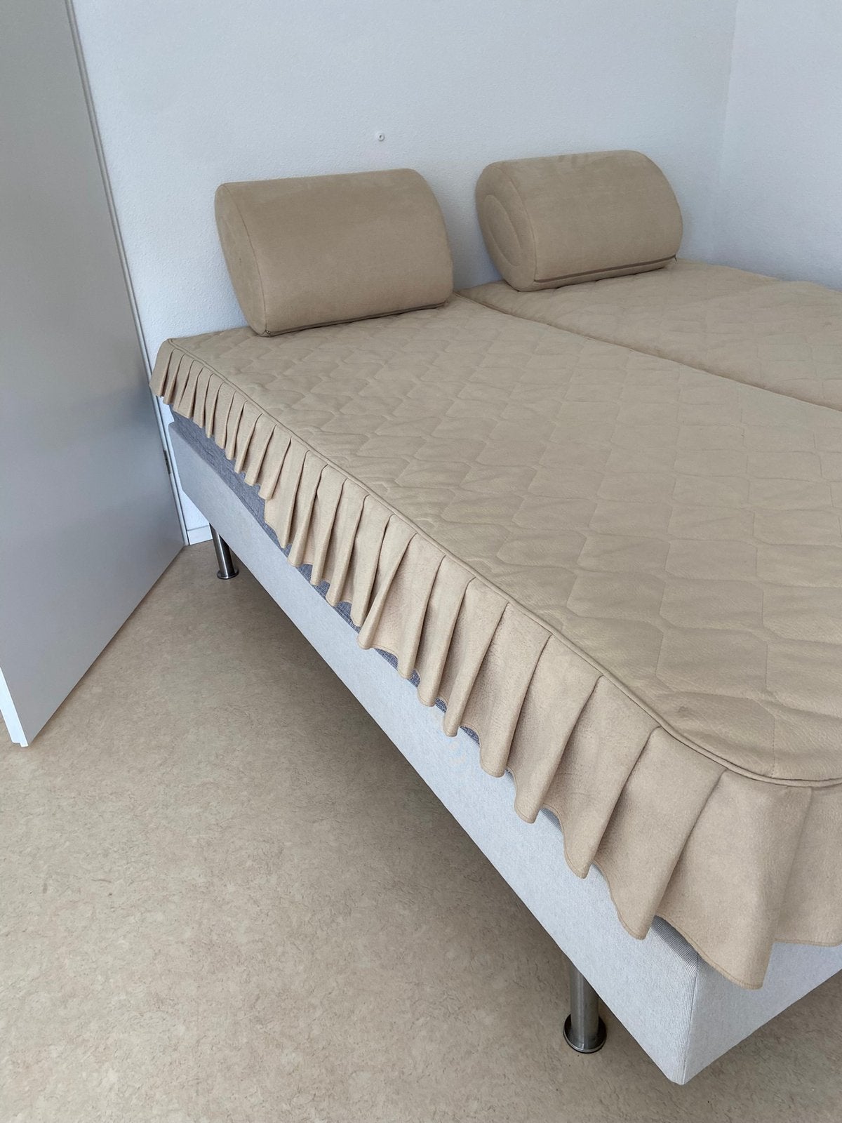 Mooie complete set, suedine, 2x sprei en luxe kussens., Ophalen, Gebruikt