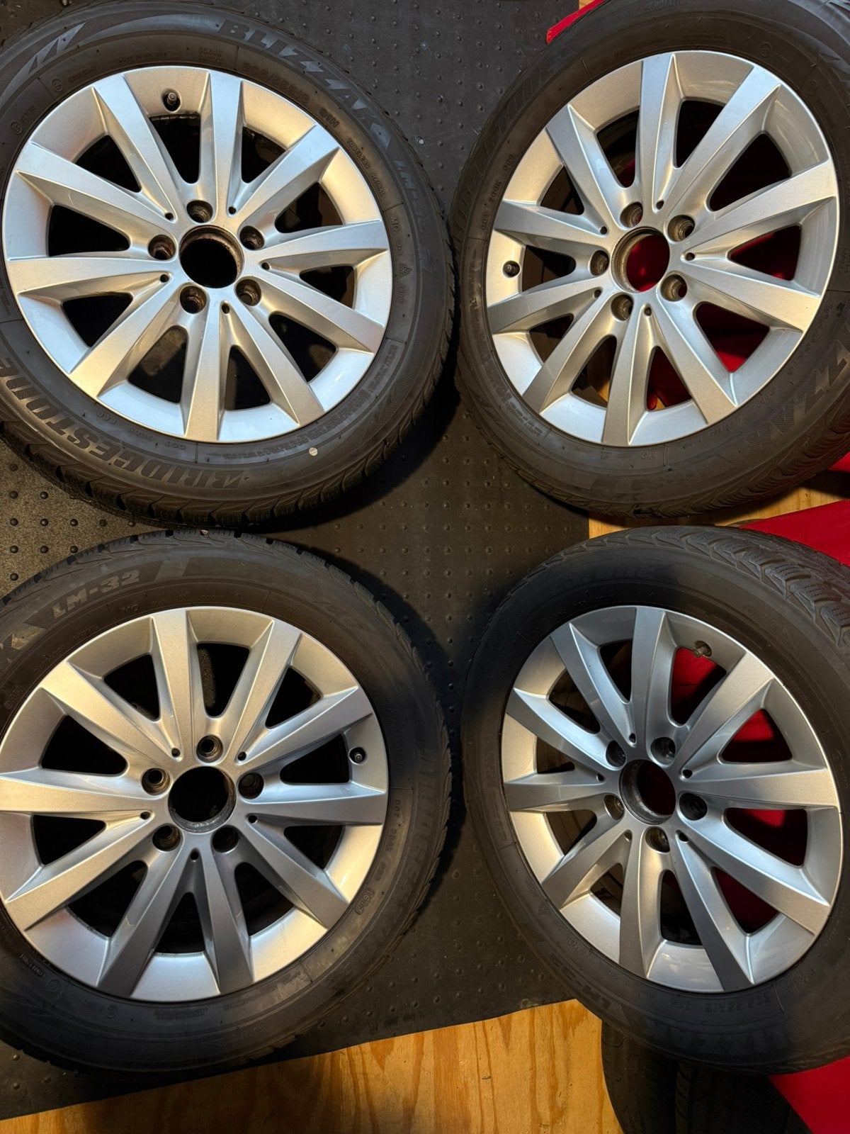 Originele Mercedes 16” velgen met banden voor A en B klasse, 16 inch, Banden en Velgen, 205 mm, Winterbanden